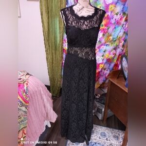 Chic Black Lace Maxi Dress